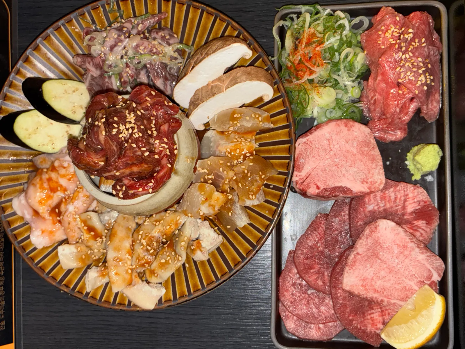 야키니쿠 모둠 구이용 소고기 부위와 우설, 호르몬, 버섯, 가지가 정갈하게 담긴 접시