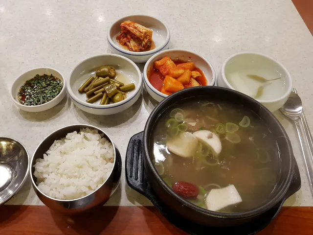 뚝배기에 담긴 갈비탕과 공깃밥, 김치, 깍두기 등 기본 반찬 한 상 차림