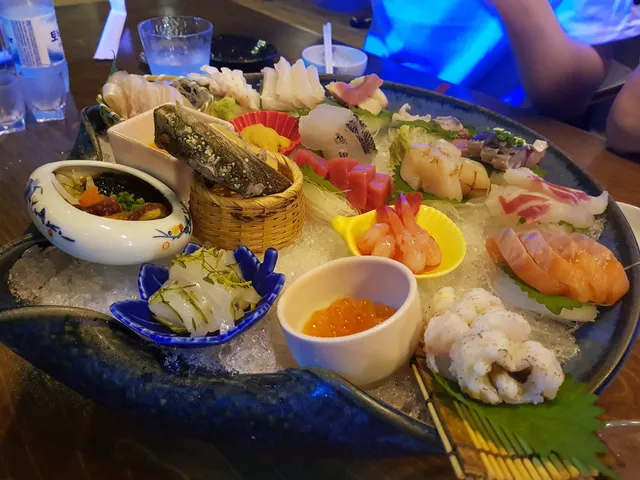 얼음 위에 참치, 연어, 단새우, 전복, 성게알 등 다양한 해산물이 정갈하게 담겨 나오는 모둠 사시미
