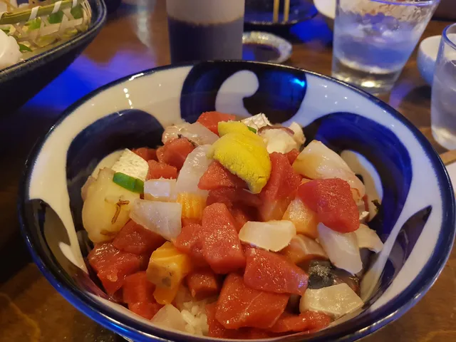 참치, 우니 등 다양한 해산물이 깍둑썰기되어 밥 위에 올려진 카이센동