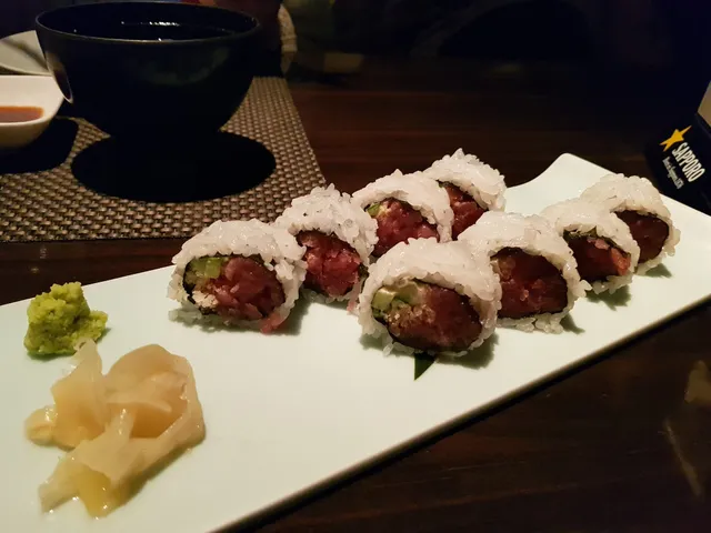 접시에 담긴 스파이시 튜나 롤과 생강초절임, 와사비