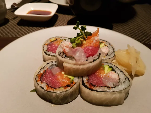 참치, 연어, 흰살 생선 등을 감태 또는 다시마/라이스페이퍼 등으로 말아낸 후토마키 형태의 롤 요리