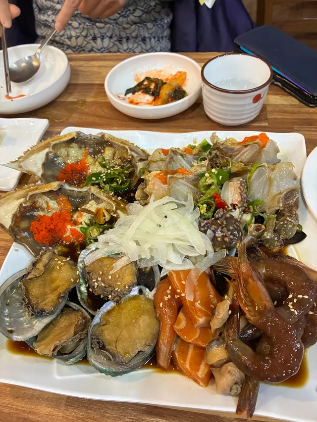 간장게장, 전복장, 연어장, 새우장 등이 푸짐하게 담긴 모둠해물장 접시