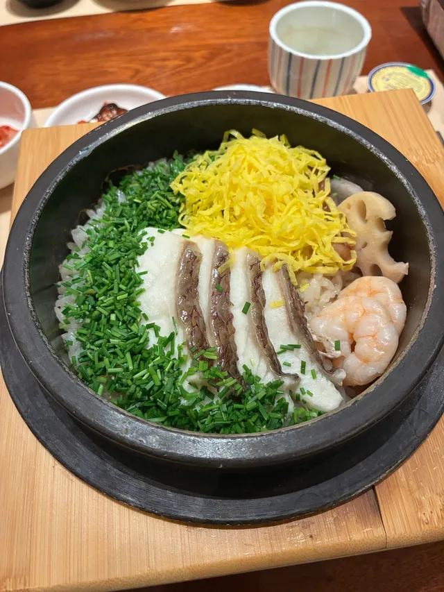 도미 살, 새우, 계란 지단, 쪽파 등이 정갈하게 올려진 솥밥
