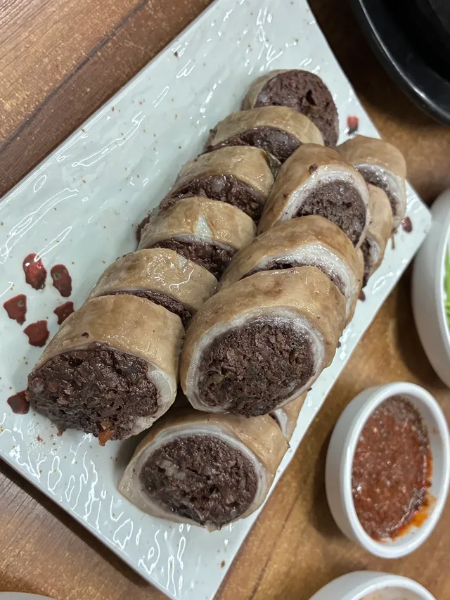 접시에 정갈하게 담겨 나온 두툼한 피순대